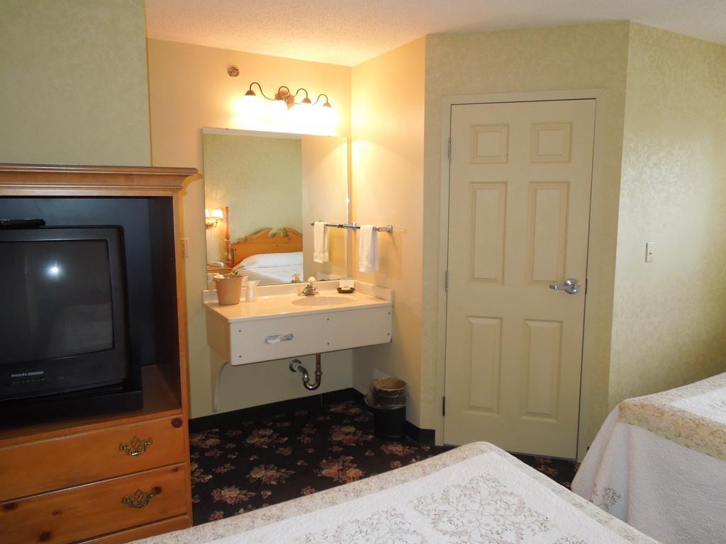 Ourguest Inn And Suites Catawba Island Port Clinton Room photo